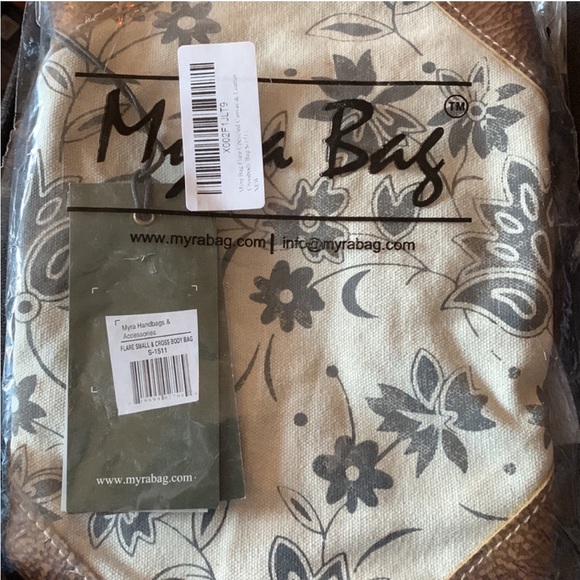 NWT STUNNING Genuine Leather MYRA CROSSBODY FLARE BAG 7" x 8.5" Strap: 22" - Picture 5 of 5